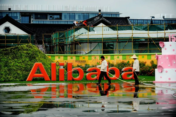 Uklízeči Umývejte Půdu Před Logem Alibabu Ústředí Čínské Společnosti Commerce — Stock fotografie