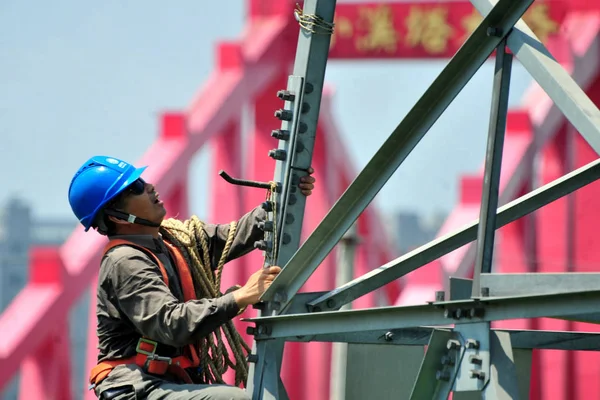 Kinesisk Elektriker Klättrar Upp Pylon För Att Undersöka Högspänningsledningar Yichang — Stockfoto