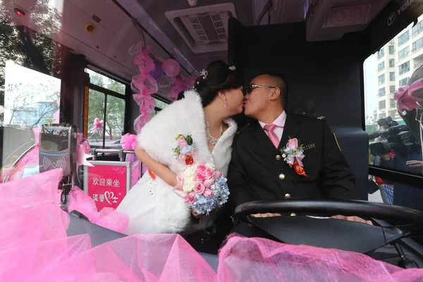 Motorista Ônibus Chinês Jia Direita Sua Noiva Ning Beijo Ônibus — Fotografia de Stock