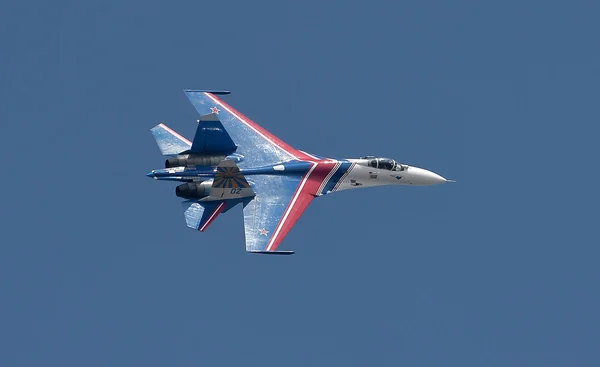 Sukhoi Fighter Jet Russian Knights Aerobatic Team Performs Demonstration Flight — 图库照片