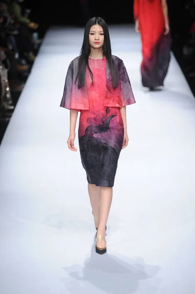モデルは 2014 中国の北京で中国ロンドンファッションウィークの春 2015 Xiuniang 李魏オートクチュールのファッションショーで李偉デザイナーによって新しい創造を表示します — ストック写真