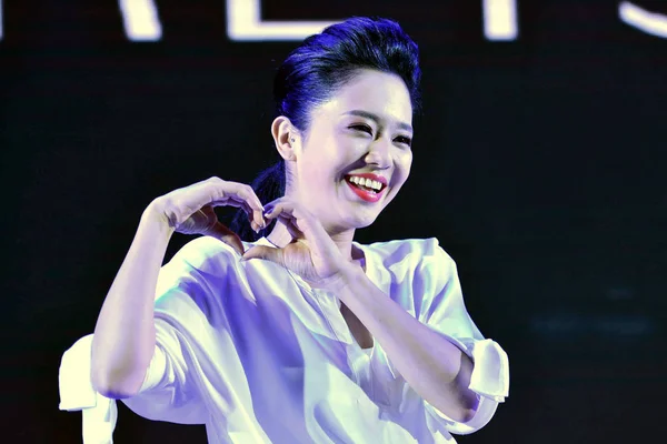 2014年8月18日 日本女星 Aoi Sora 在中国浙江省东部杭州市举行的内衣品牌 Spakeys 发布会上摆姿势 — 图库照片
