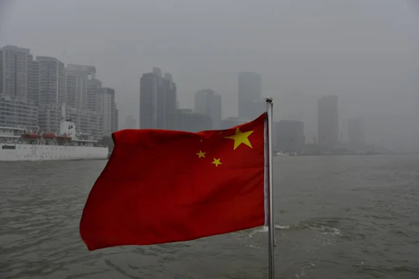 Kinesisk Flagga Fladtrar Sightseeingbåt Som Seglar Längs Huangpu Floden Heavy — Stockfoto