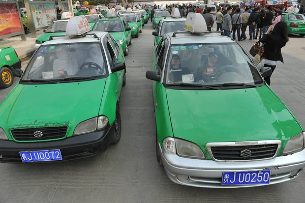 Taksiler Bir Cadde Boyunca Bir Grev Sırasında Duyun Şehirde Güneybatı — Stok fotoğraf