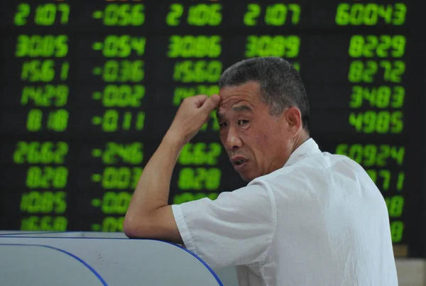 Zainteresowanych Chińskich Inwestorów Patrzy Ceny Akcji Zielony Cena Spada Domu — Zdjęcie stockowe