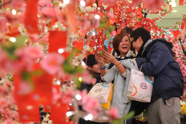 Turistler Pekin Çin Şubat 2013 Bir Alışveriş Merkezinde Aynı Zamanda — Stok fotoğraf