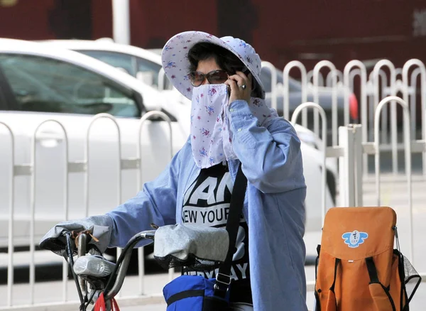 Fuzhou Sıcak Bir Günde Maskeli Bir Kadın Bisikletçi Sürmek Doğu — Stok fotoğraf