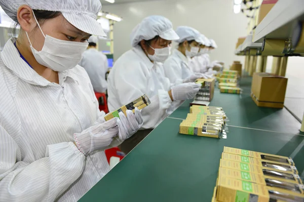 Lavoratori Cinesi Confezionano Sigarette Elettroniche Nel Laboratorio Imballaggio Presso Stabilimento — Foto Stock