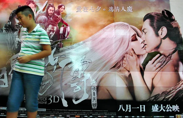 File 소년이 2014년 29일 후베이성 이창시의 영화관에서 달왕국의 포스터를 지나걷고 — 스톡 사진