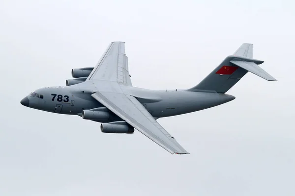 一架中国制造的Y 20大型军用运输机在第十届中国国际航空航天展览会 又称2014年中国航展 前进行演示飞行 — 图库照片