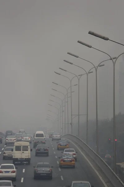 Automóviles Viajan Camino Con Niebla Pesada Beijing China Noviembre 2014 — Foto de Stock