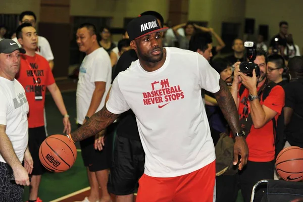 Nba Super Star Lebron James Miami Heat Front Plays Basketball — Stock Photo, Image