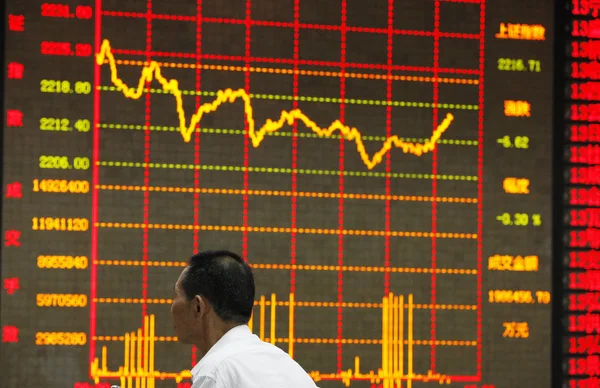 Een Chinese Investeerder Kijkt Naar Een Aandelenindex Een Voorraad Brokerage — Stockfoto