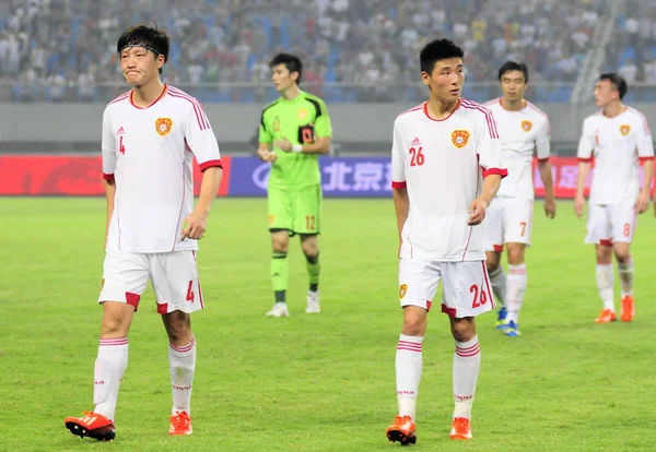 Chinees Nationaal Team Voetballers Zhao Peng Gelijk Lei Lopen Speelplaats — Stockfoto