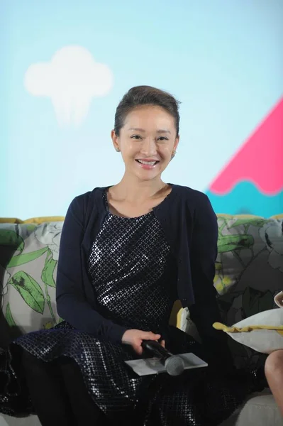 2014年11月16日 在中国北京举行的第22届北京学生电影节上 中国女星周迅在新片 遇到焦虑小姐 的新闻发布会上微笑着 — 图库照片