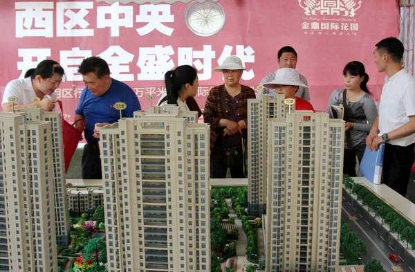Fájl Kínai Homebuyers Pillantást Modellek Lakossági Lakás Épület Során Egy — Stock Fotó