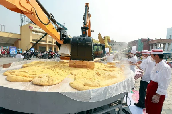 Escavatore Scarica Purea Zucca Piroscafo Fare Una Torta Zucca 931 — Foto Stock