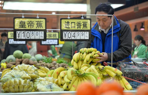 Cliente Chino Compra Plátanos Supermercado Ciudad Handan Provincia Hebei Norte — Foto de Stock