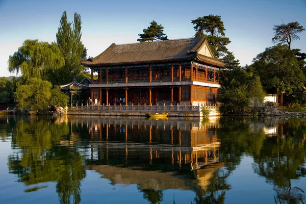 Uitzicht Een Paviljoen Aan Een Meer Het Chengde Mountain Resort — Stockfoto