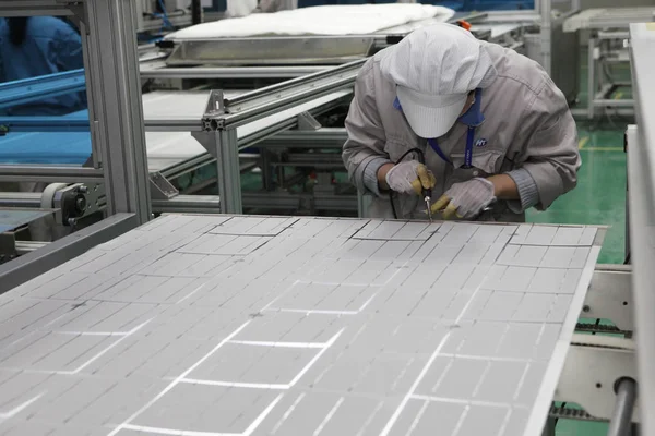 Lavoratore Cinese Salda Celle Fotovoltaiche Pannelli Solari Esportare Europa Presso — Foto Stock