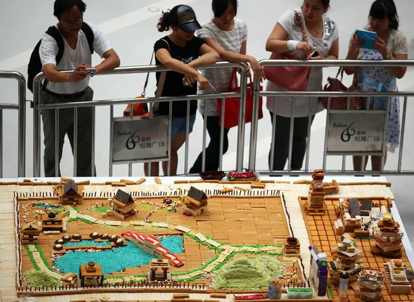 2013年6月22日 在中国东北辽宁省沈阳市皇宫66购物中心 游客们可以看到由饼干 糖果和巧克力制成的微型建筑 — 图库照片