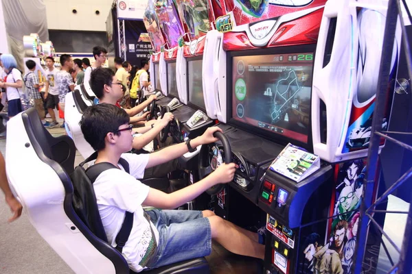 Visitors Play Electronic Video Racing Games 9Th China International Cartoon — Stock Photo, Image