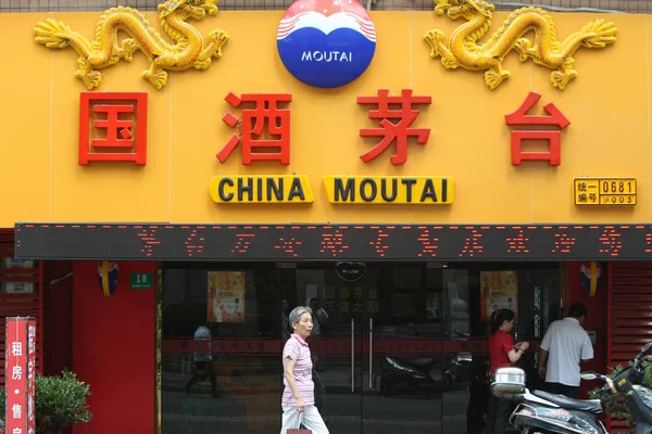 Fußgänger Gehen Einem Geschäft Von Kweichow Moutai Shanghai China September — Stockfoto