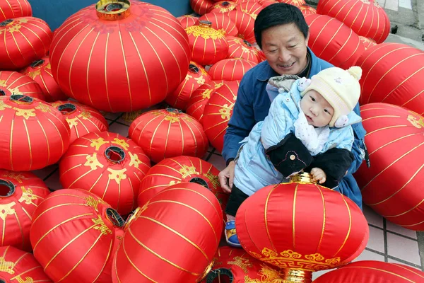 Китайский Рабочий Держит Своего Внука Время Изготовления Красных Фонарей Предстоящего — стоковое фото