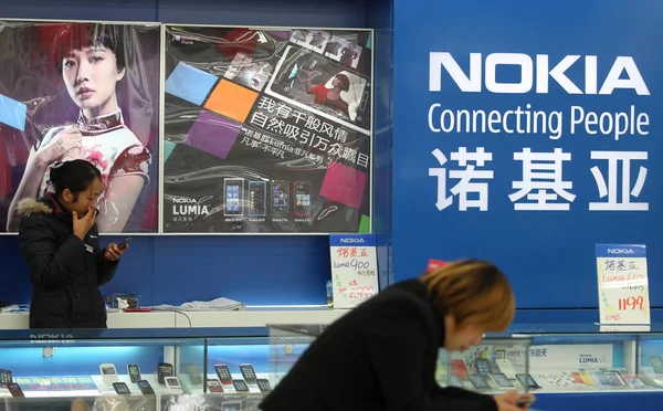 Chinese Shopper Buys Smartphone Next Counter Nokia Store Nantong City — Stock Photo, Image