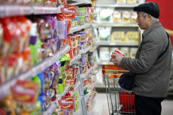 Chinese Customer Buys Instant Noodle Supermarket Huaibei City East China — Stock Photo, Image