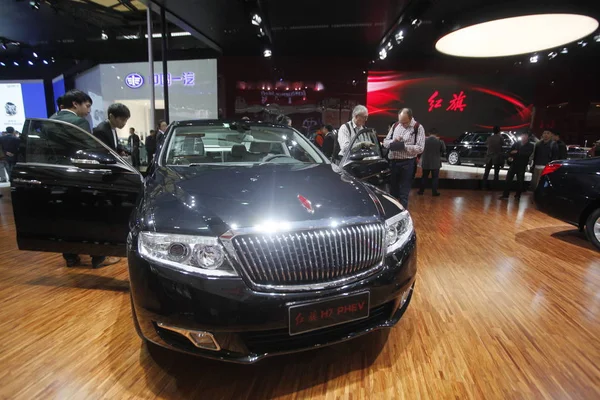 2013年4月20日 在中国上海举行的第15届上海国际汽车工业展览会上 参观者将目光投向了Faw的红旗 Phev — 图库照片