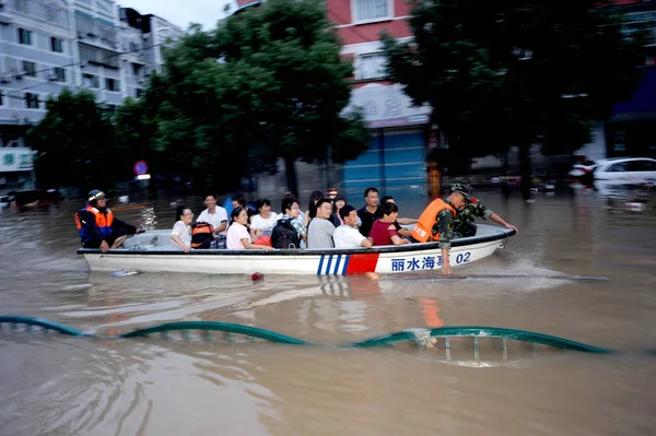 Китайские Спасатели Эвакуируют Местных Жителей Затопленных Районов Вызванных Ливнями Городе — стоковое фото