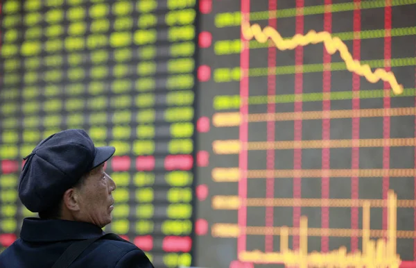 中国の投資家は 彼が株式の価格を見て 価格上昇のための赤と価格下落のためのグリーン Huaibei 東中国安徽州の株式仲買家で株価指数 月2013を反応します — ストック写真
