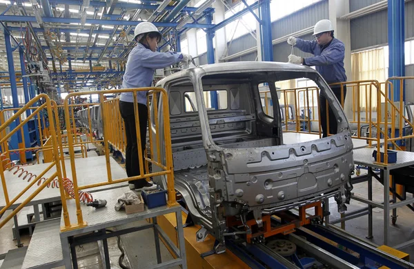 Chinese Workers Assemble Car Assembly Line Auto Plant Yunnan Lifan — Stock Photo, Image
