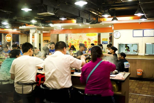 Clientes Comer Restaurante Hotpot Xiabu Xiabu Pequim China Junho 2013 — Fotografia de Stock