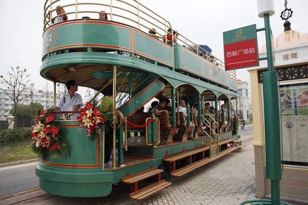 Les Visiteurs Prennent Tram Touristique Pour Visiter Bailian Outlets Plaza — Photo