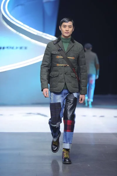 Model Displays New Creation Dancing Wolves Mens Collection Fashion Show — Stock Photo, Image