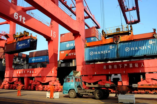 Kranen Zetten Containers Vrachtwagens Haven Van Lianyungang Lianyungang City East — Stockfoto