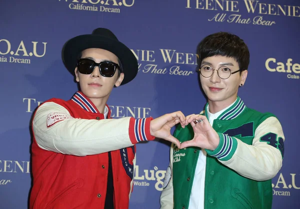 Lee Donghae Izquierda Lee Teuk Del Grupo Pop Surcoreano Super —  Fotos de Stock