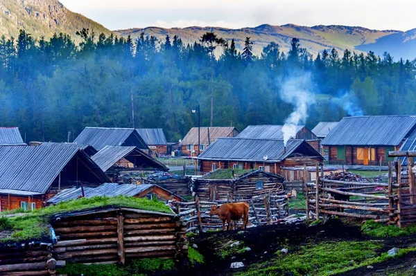 Smoke Curling Log Houses Kanas Prefettura Altay Cina Nord Occidentale — Foto Stock