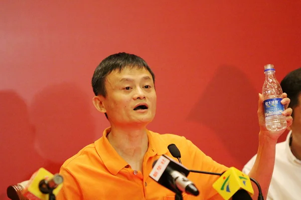 Jack Yun Chairman Alibaba Group Speaks Holds Bottle Evergrand Spring — Stock Photo, Image