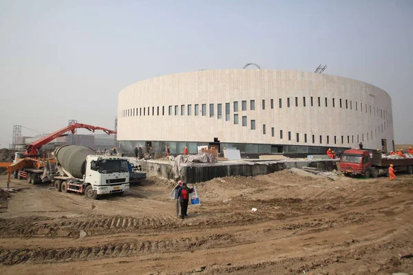 中国天津サマランチ記念館の建設現場における中国人労働者労働 2013 月8日 — ストック写真