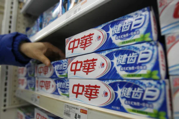 Kund Väljer Tandkräm Monter Zhong Hua Ett Varumärke Unilever Marknad — Stockfoto