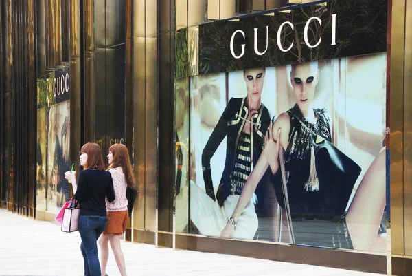 Módní Mladé Čínské Ženy Projdete Kolem Módního Butiku Gucci Nanning — Stock fotografie