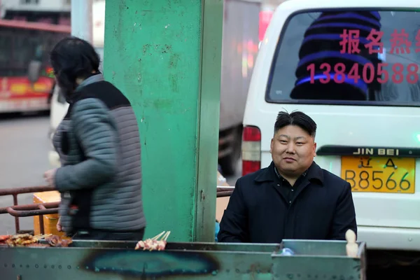 Китайский Торговец Барбекю Который Похож Северокорейского Лидера Ким Чен Ына — стоковое фото