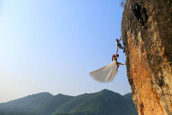 Zheng Kalliokiipeilijä Hänen Morsiamensa Kiipeävät Metriä Korkealle Kalliolle Kuvaamaan Hääkuvia — kuvapankkivalokuva