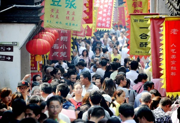 Turisti Affollano Una Dello Shopping Del Cibo Nanxiang Ancient Town — Foto Stock