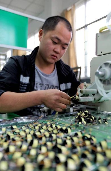 2012年12月1日 中国南部四川省広安市の故郷 華寧電子工場で働く男性 春節のために帰国した後 元出稼ぎ労働者は家の近くに仕事を見つけました — ストック写真