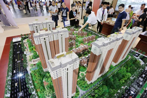 2014年9月5日 在中国中部河南省郑州市举行的房地产博览会上 中国购房者关注住宅物业项目的住房模型 — 图库照片