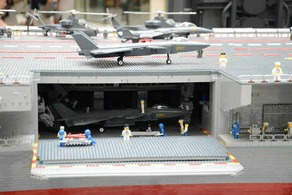 Lego Tuğlalarından Yapılmış Liaoning Uçak Gemisi Modelinin Bir Parçası Shenyang — Stok fotoğraf